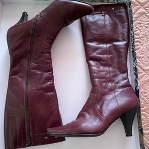 100% leather boots, very comfortable and warm